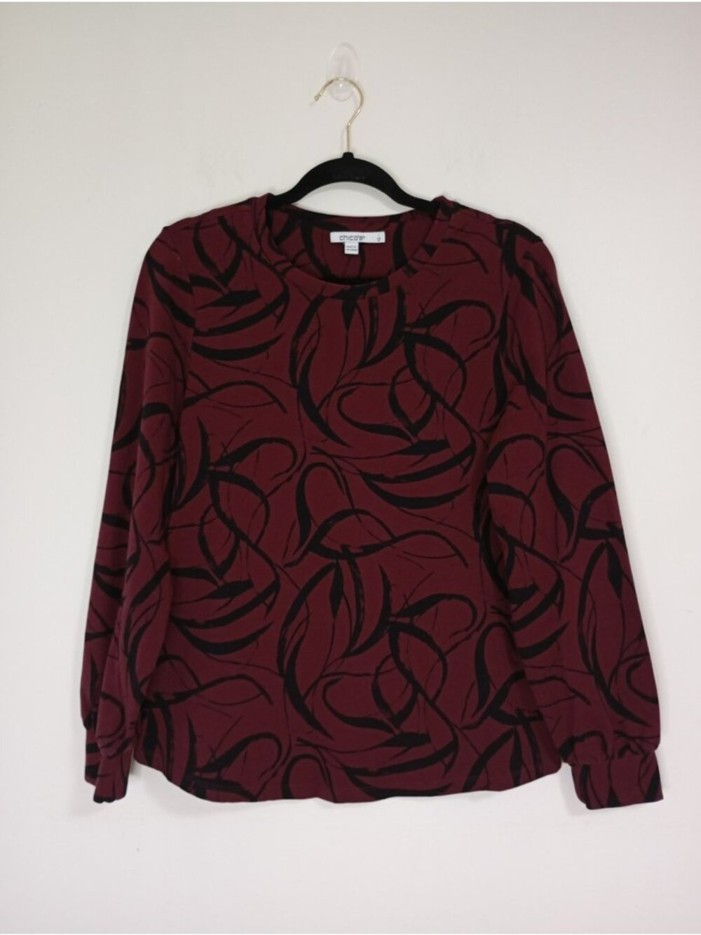 CHICO'S Sz 1 M 8 Blouse Purpled And Black Round Neck Pullover Top Womens